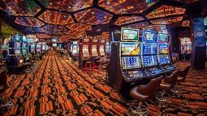 Tampilan permainan Fa Cai Shen Deluxe di aplikasi mobile menarabet dengan simbol kemakmuran emas